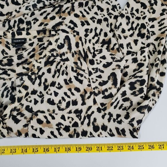 Torrid Womens Top Size 1X Animal Print Mob Wife Long Sleeve Pockets V-Neck - Picture 6 of 7